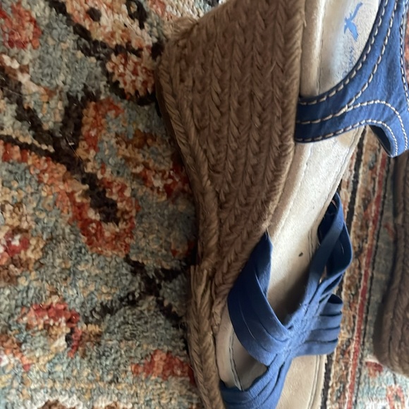 Free in Bundle- AE Wedge Sandals - Picture 5 of 9